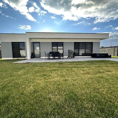Klimatizovany Apartmanovy Dom S Virivkou, 9A Senec Ngoại thất bức ảnh