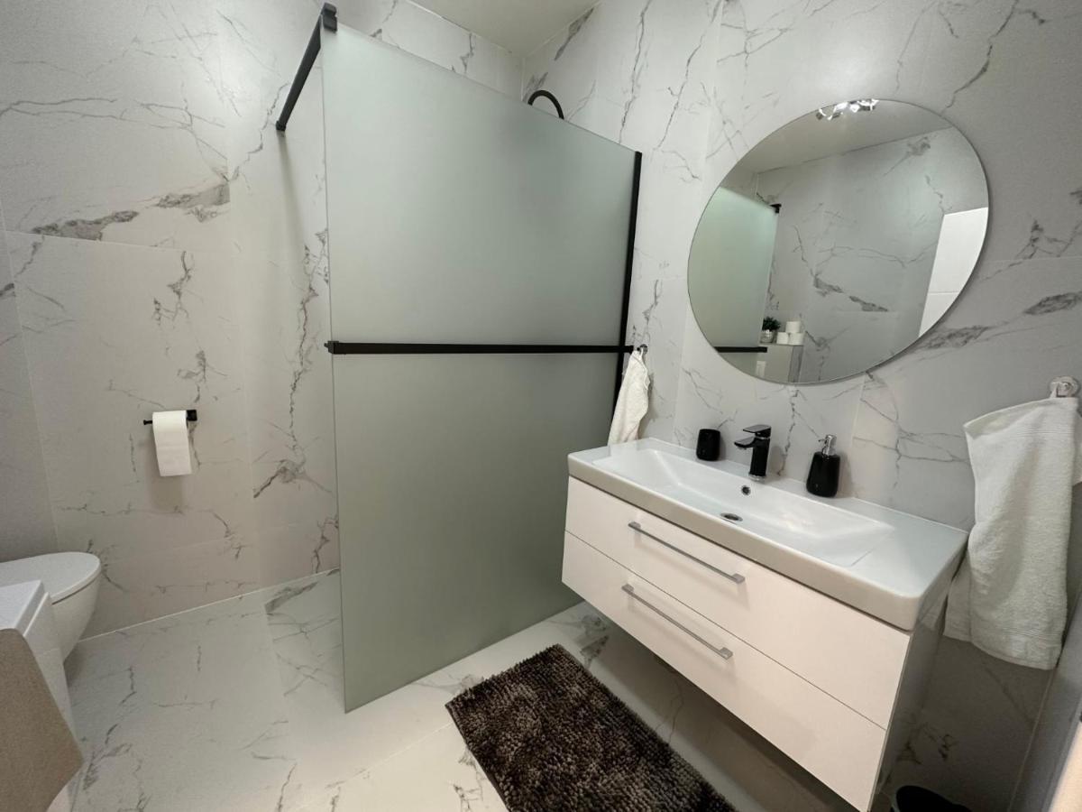 Klimatizovany Apartmanovy Dom S Virivkou, 9A Senec Ngoại thất bức ảnh