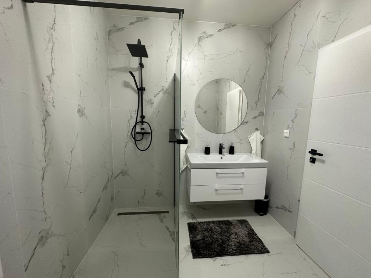 Klimatizovany Apartmanovy Dom S Virivkou, 9A Senec Ngoại thất bức ảnh