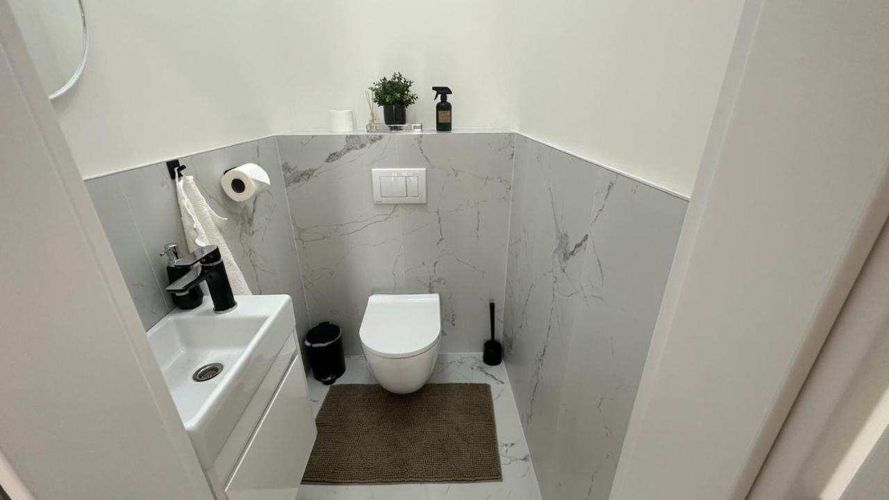 Klimatizovany Apartmanovy Dom S Virivkou, 9A Senec Ngoại thất bức ảnh