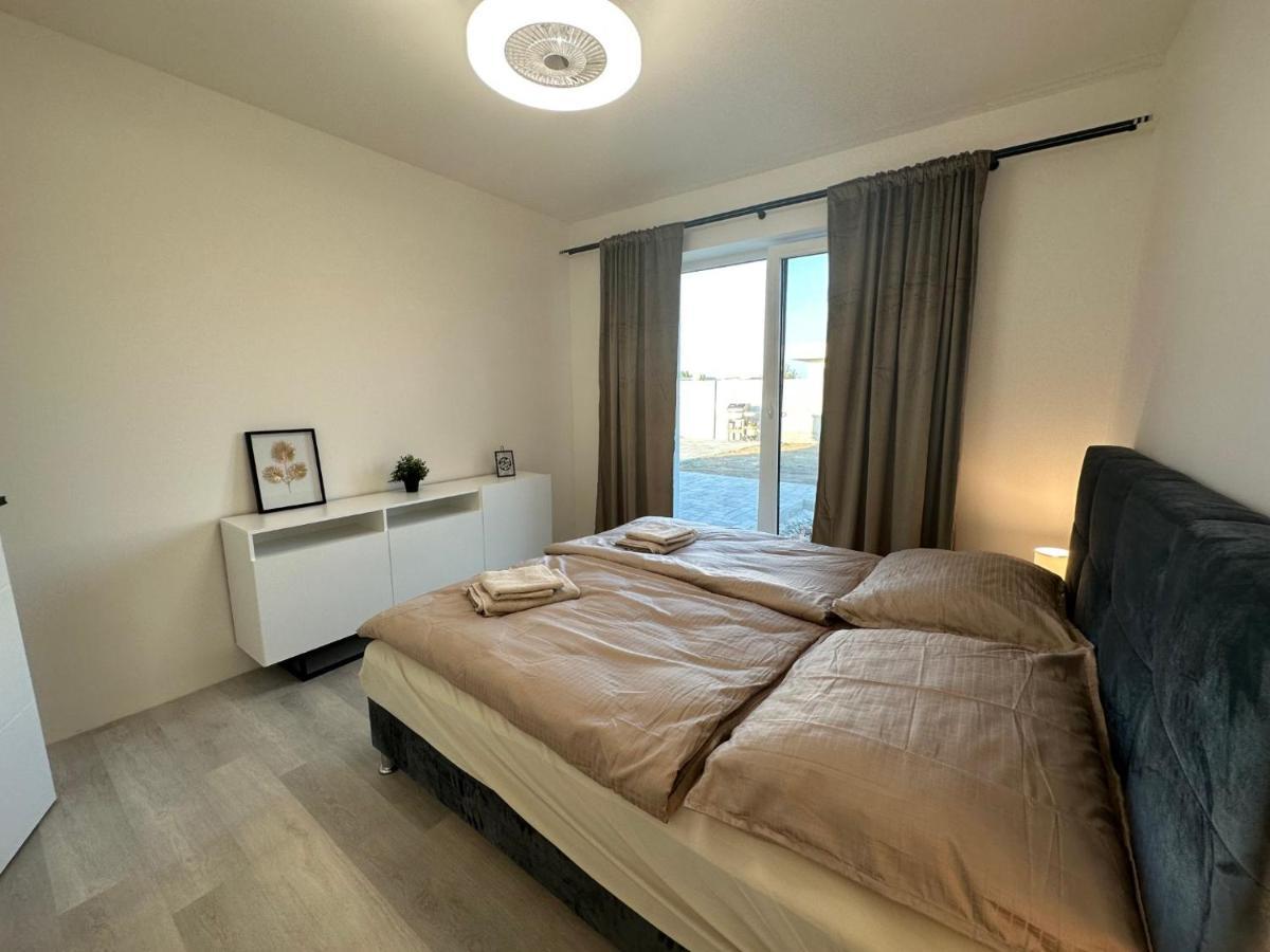 Klimatizovany Apartmanovy Dom S Virivkou, 9A Senec Ngoại thất bức ảnh