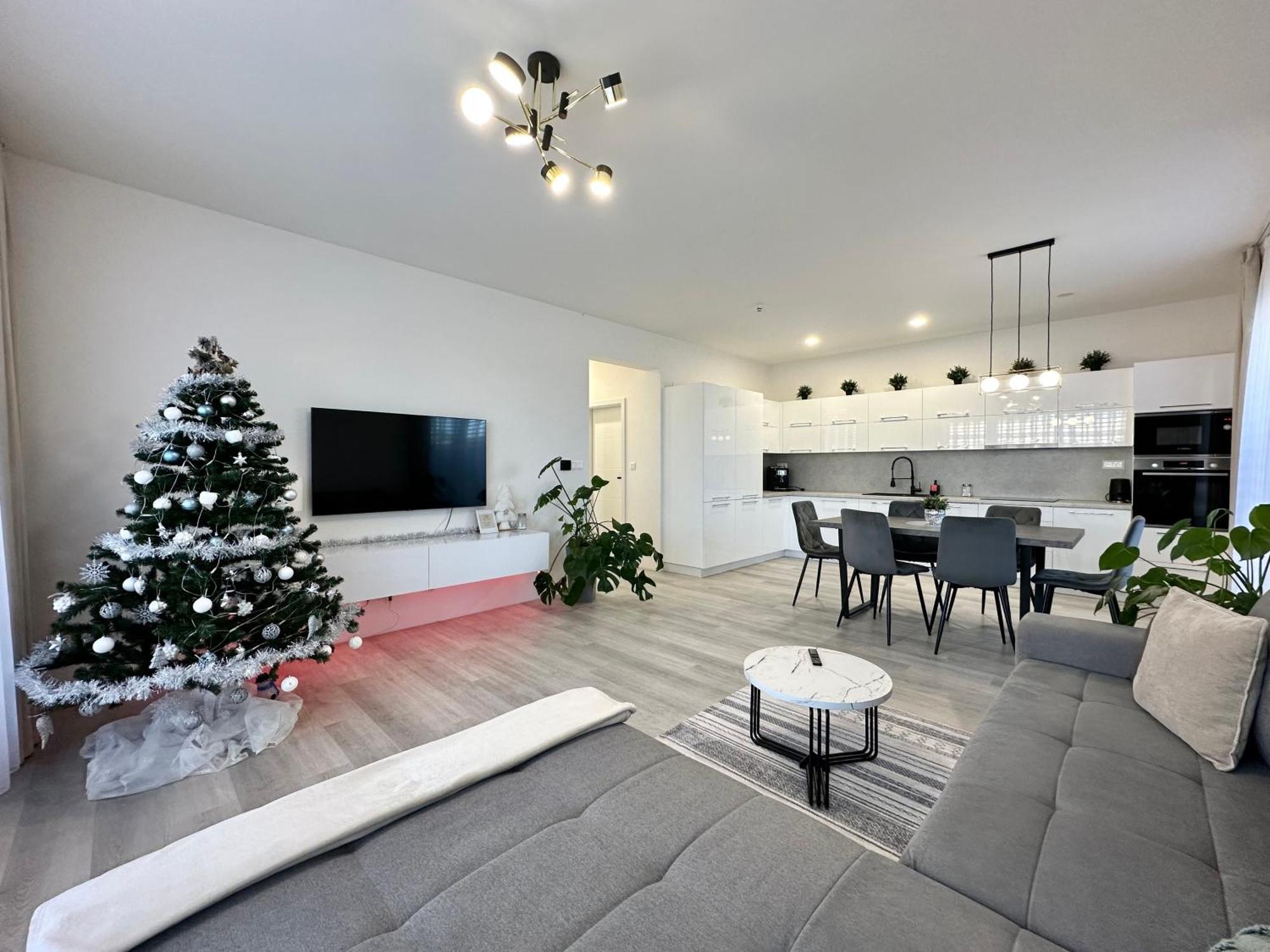Klimatizovany Apartmanovy Dom S Virivkou, 9A Senec Ngoại thất bức ảnh